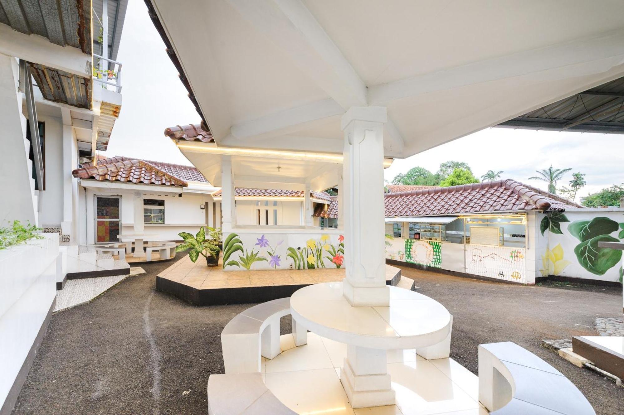 Hotel RedDoorz Syariah near Taman Air Mancur Bogor Zewnętrze zdjęcie